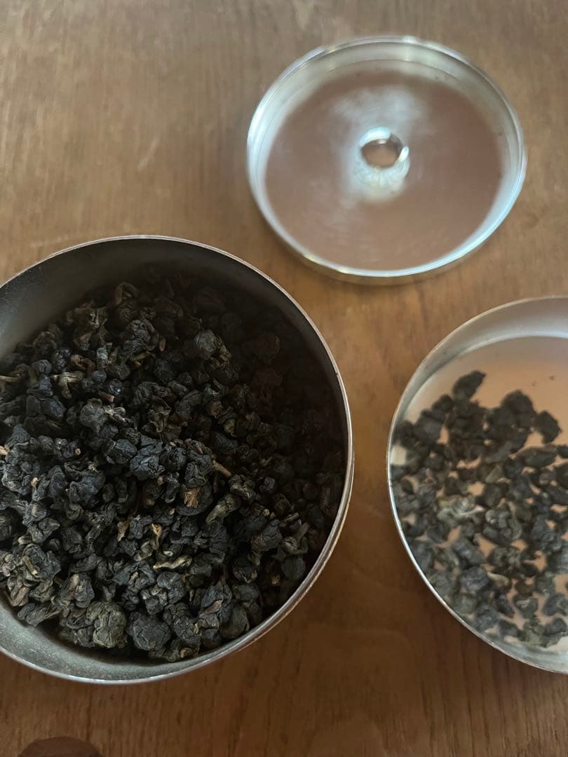 紅茶ブティック　メゾン　マリアージュの銀色プレートに刻印缶入り茶葉。