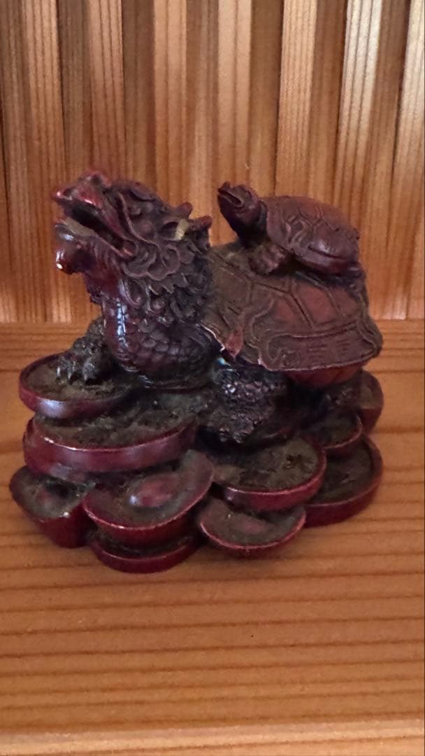 獅子と亀の木製彫刻