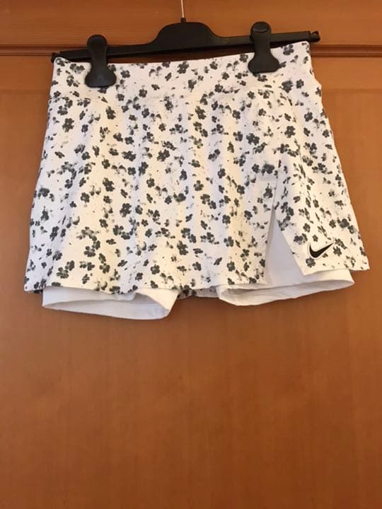 ナイキ　テニスウェア　白柄スコート　US-Sサイズ　新品