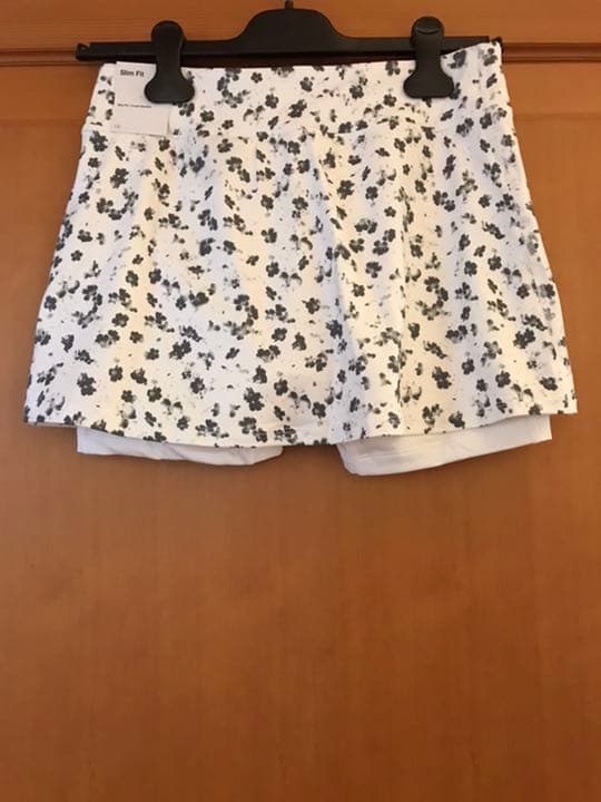 ナイキ　テニスウェア　白柄スコート　US-Sサイズ　新品