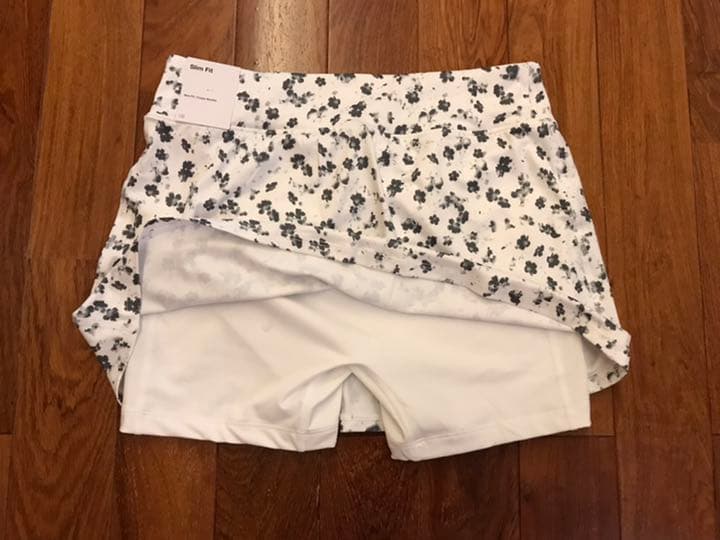 ナイキ　テニスウェア　白柄スコート　US-Sサイズ　新品