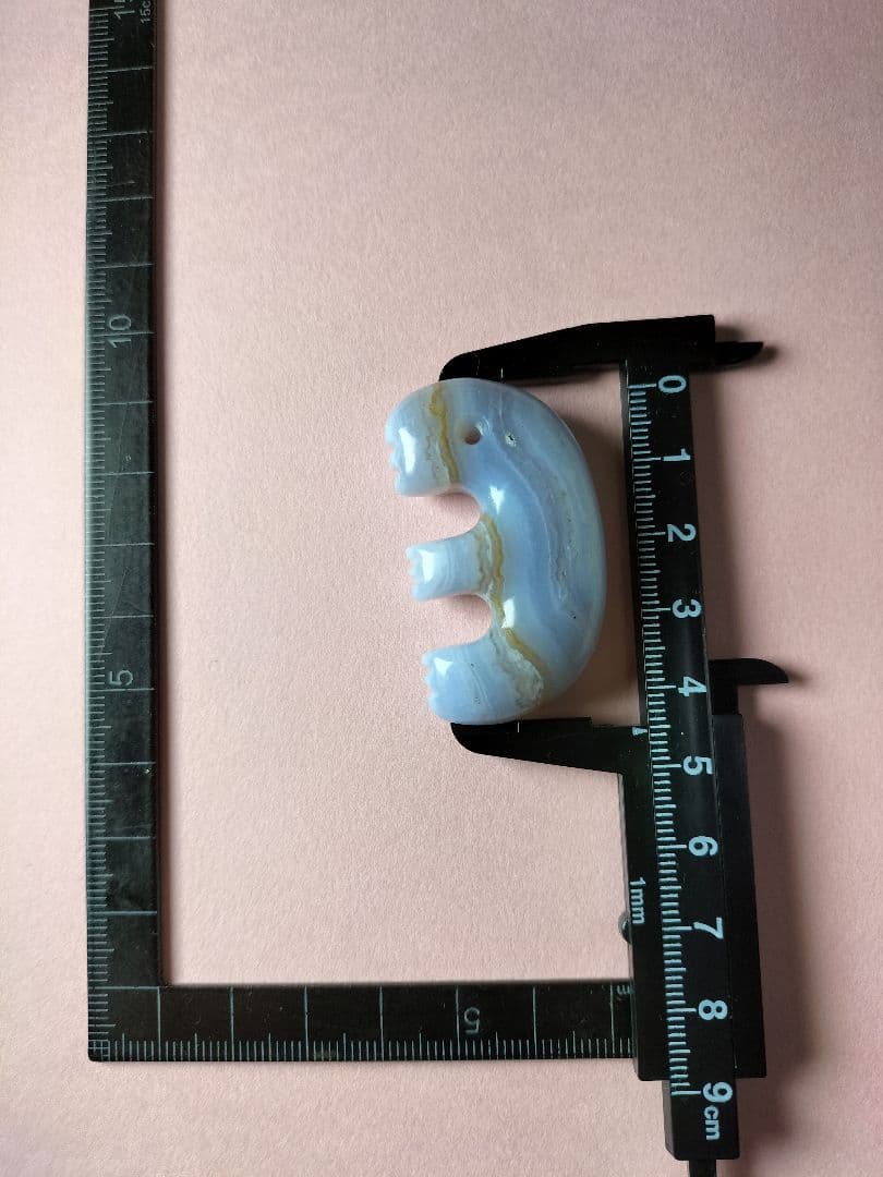 天然石 津軽錦石 の 獣型勾玉(まがたま)です。青碧玉 1点物！