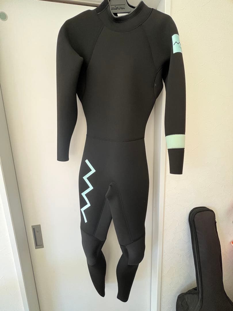 ブラック フルスーツ ミントグリーンアクセント