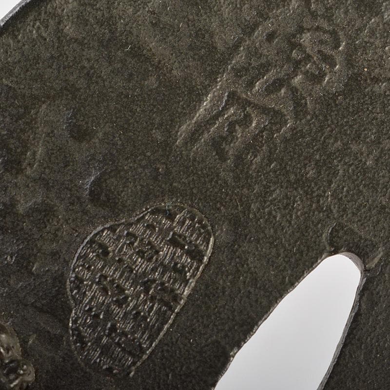 武具　刀装具　古鉄　達磨図　鍔　在銘　N　6409