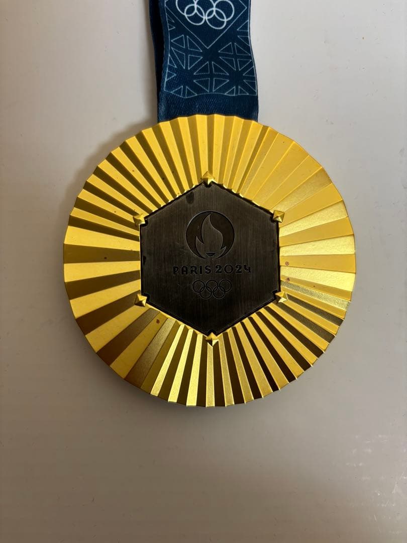 パリ　オリンピックの金メダル レプリカ 材質: 亜鉛合金　専用ケース付き