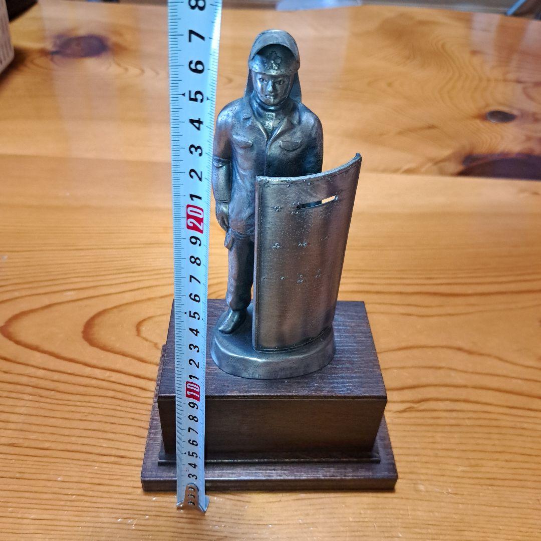 マル機【昭和　貴重品】警察グッズ　機動隊隊員銅像　特別記念品　観賞用