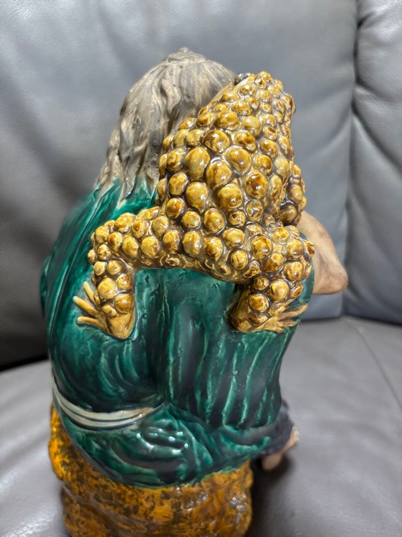 老人とカエルの置物