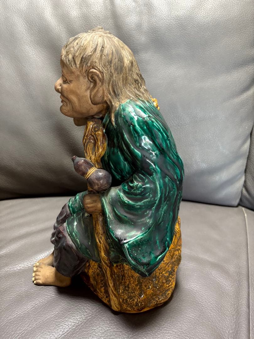 老人とカエルの置物