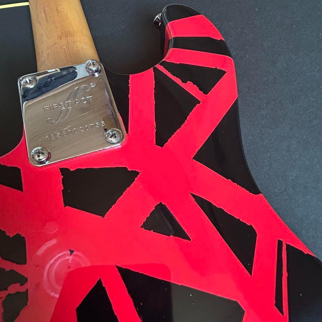 VHⅡ　Black ＆Red 風のミニ・ギター。 １６日までの底値！