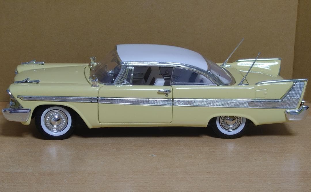 1/18 プリムスフューリー 1958 ライトイエロー ダイキャスト製ミニカー