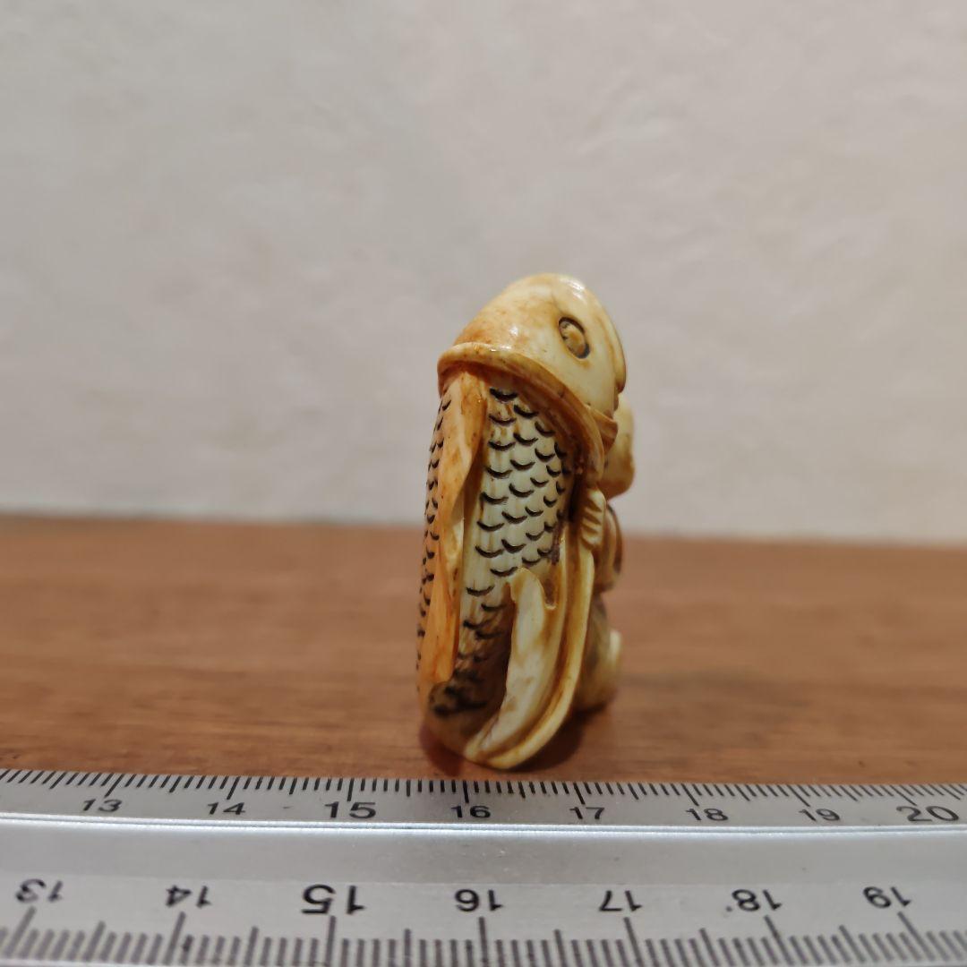 時代提物 人物根付 天然素材【大鯉と唐子】高約4.8cm 重27ｇ縁起物