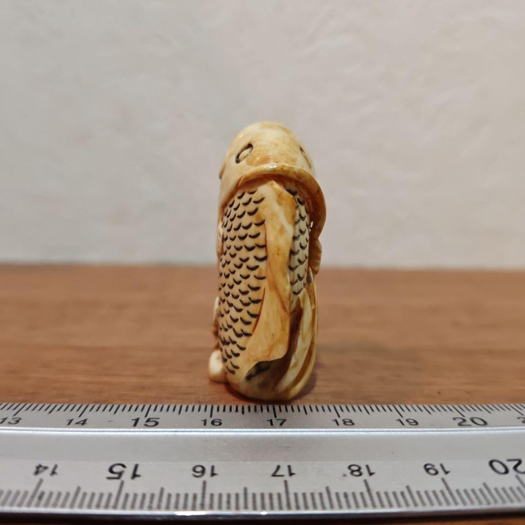 時代提物 人物根付 天然素材【大鯉と唐子】高約4.8cm 重27ｇ縁起物