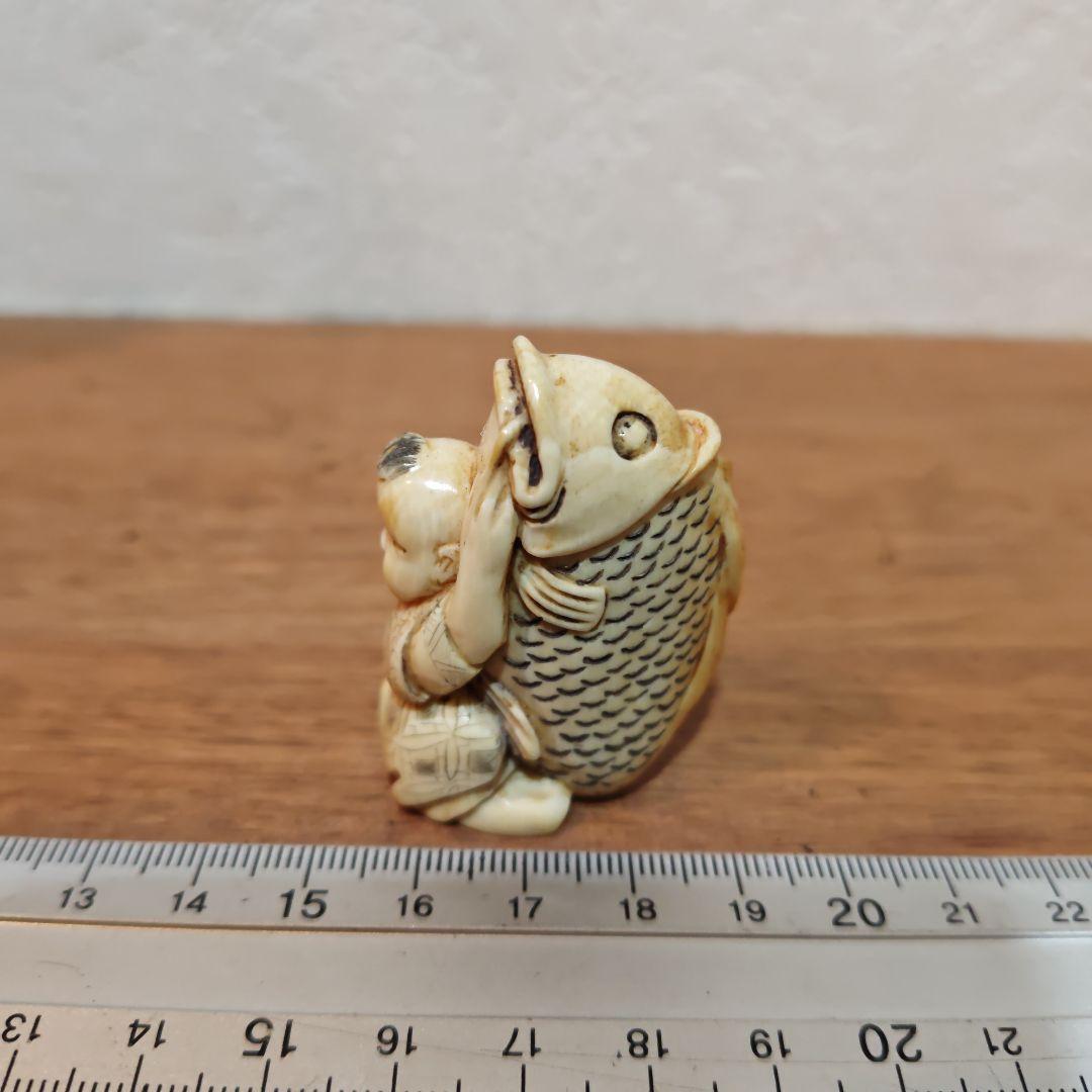 時代提物 人物根付 天然素材【大鯉と唐子】高約4.8cm 重27ｇ縁起物