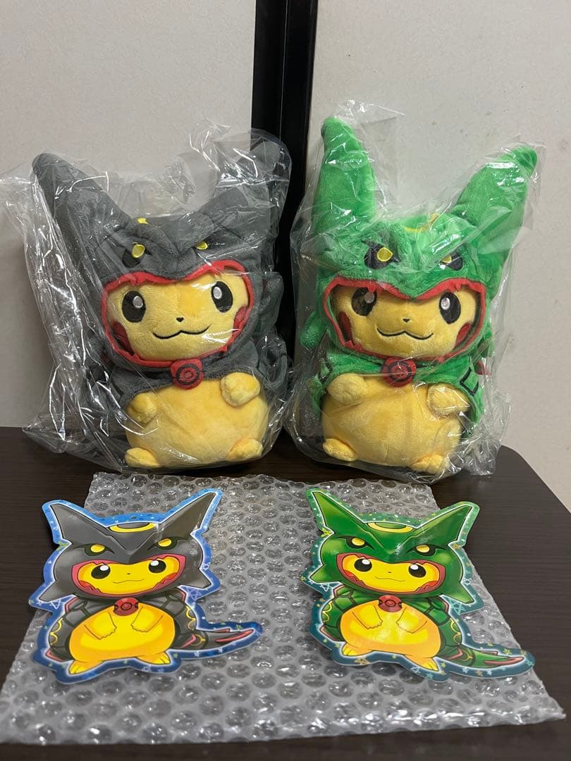 ポンチョを着たピカチュウ　レックウザと黒いレックウザのぬいぐるみ
