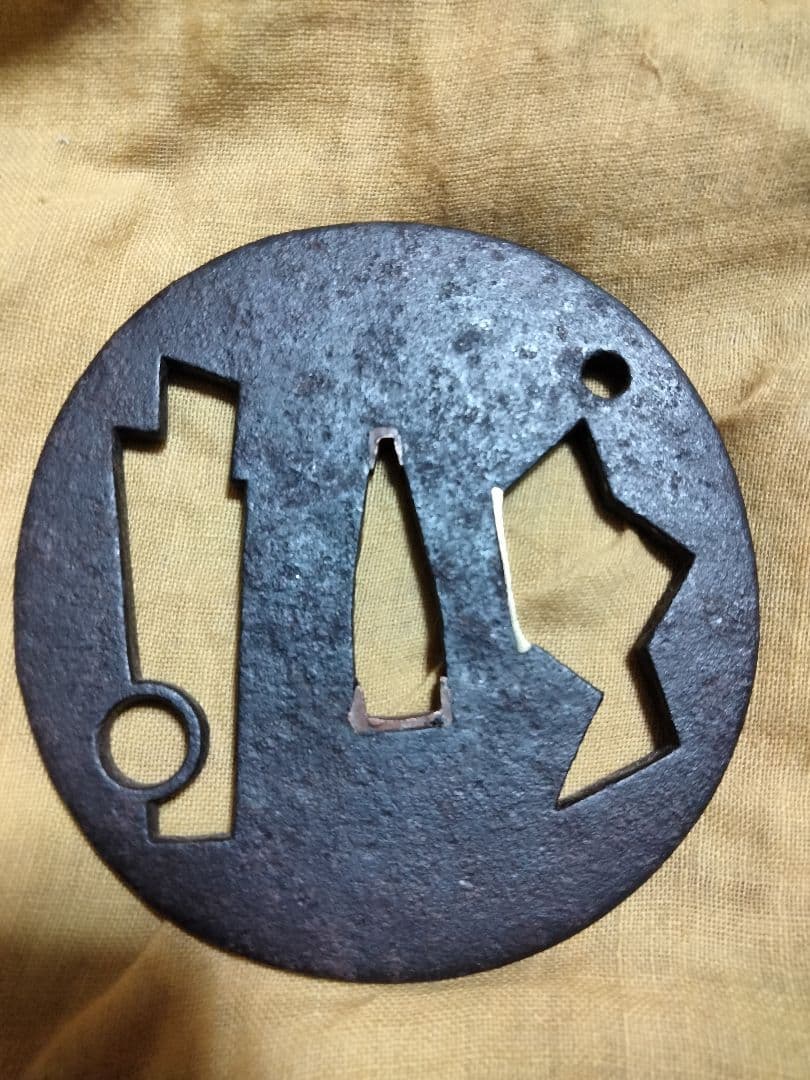 ♦最終価格♦　鉄鍔　鐔　(山城国伏見住金家　小透かし図)　江戸時代　後代金家