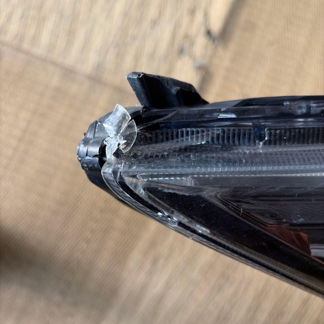 トヨタ エスクァイア ZWR80G 右ヘッドライト ジャンク品 28-241