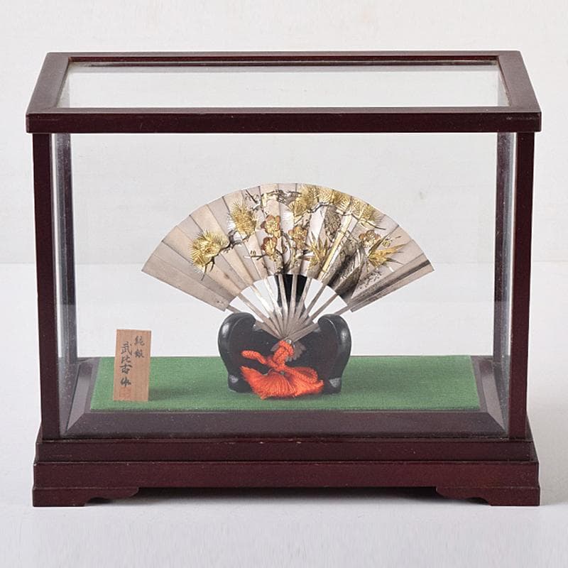 関武比古作　純銀製　松刻　扇子　置物　約28g　ガラスケース付　C　R8761B