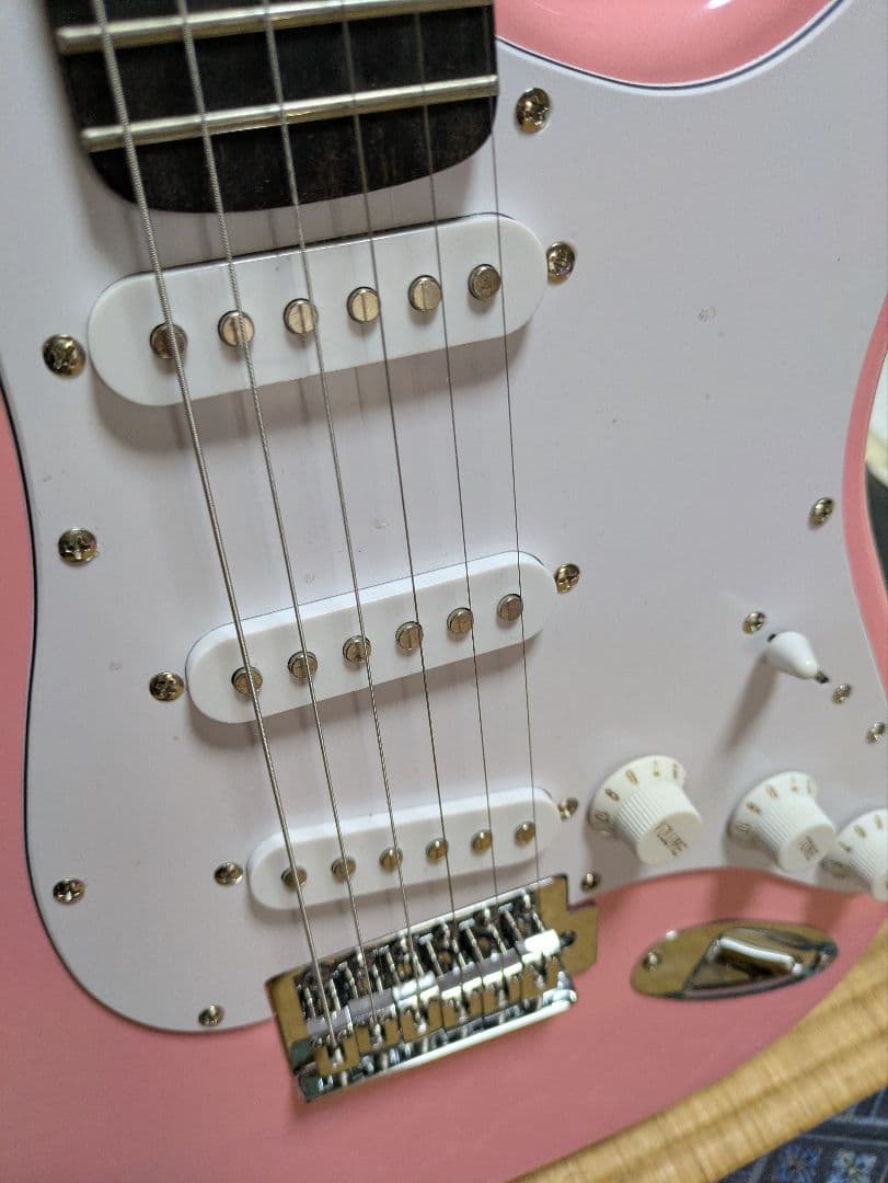 エレキギター　ピンク　セルダー　ストラトキャスタータイプ