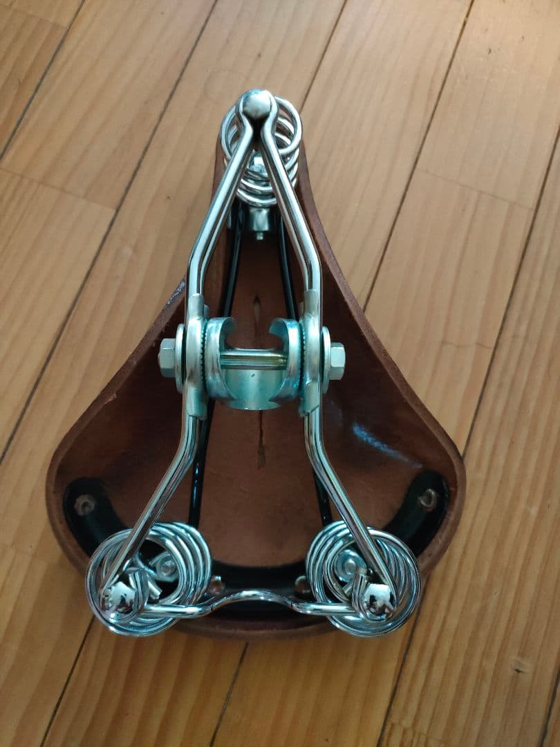 ブラウンレザーサドル スプリング付き