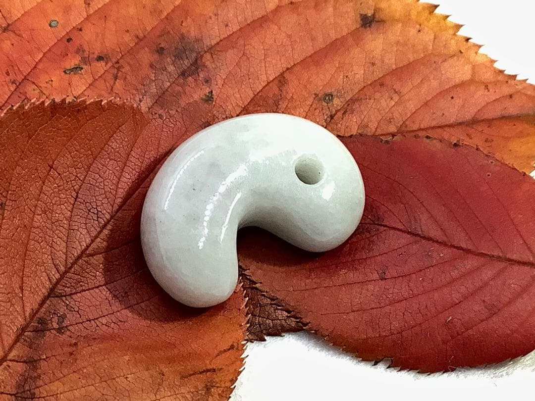 ⭕️お値段ご遠慮無く‼️　糸魚川翡翠勾玉の白翡翠お探しの方　卸しお値段にて　お早目に