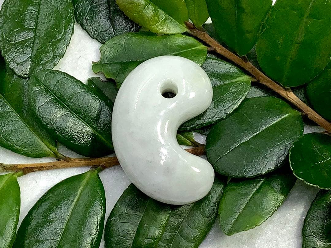 ⭕️お値段ご遠慮無く‼️　糸魚川翡翠勾玉の白翡翠お探しの方　卸しお値段にて　お早目に