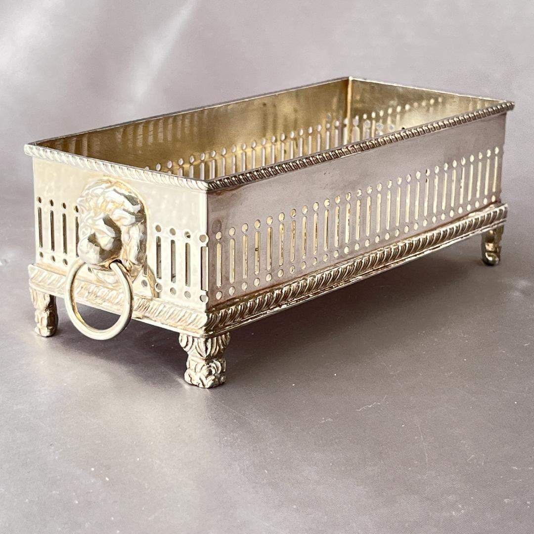 【E H Parkin】ライオンのマカロンスタンド / ビスケットスタンド