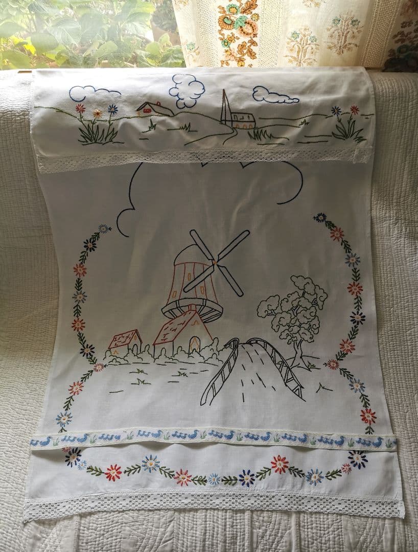 アンティーク 風車と橋と木と花刺繍クロス 家鴨の親子刺繍リボン付 カーテンパネル
