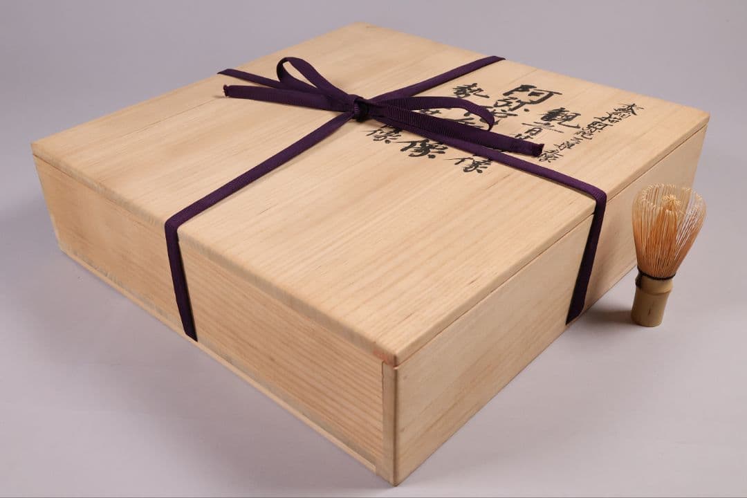 九谷焼 吉光隆広(芳隆) 赤絵細描 阿弥陀三尊立像 大皿 瓔珞紋【MA886】