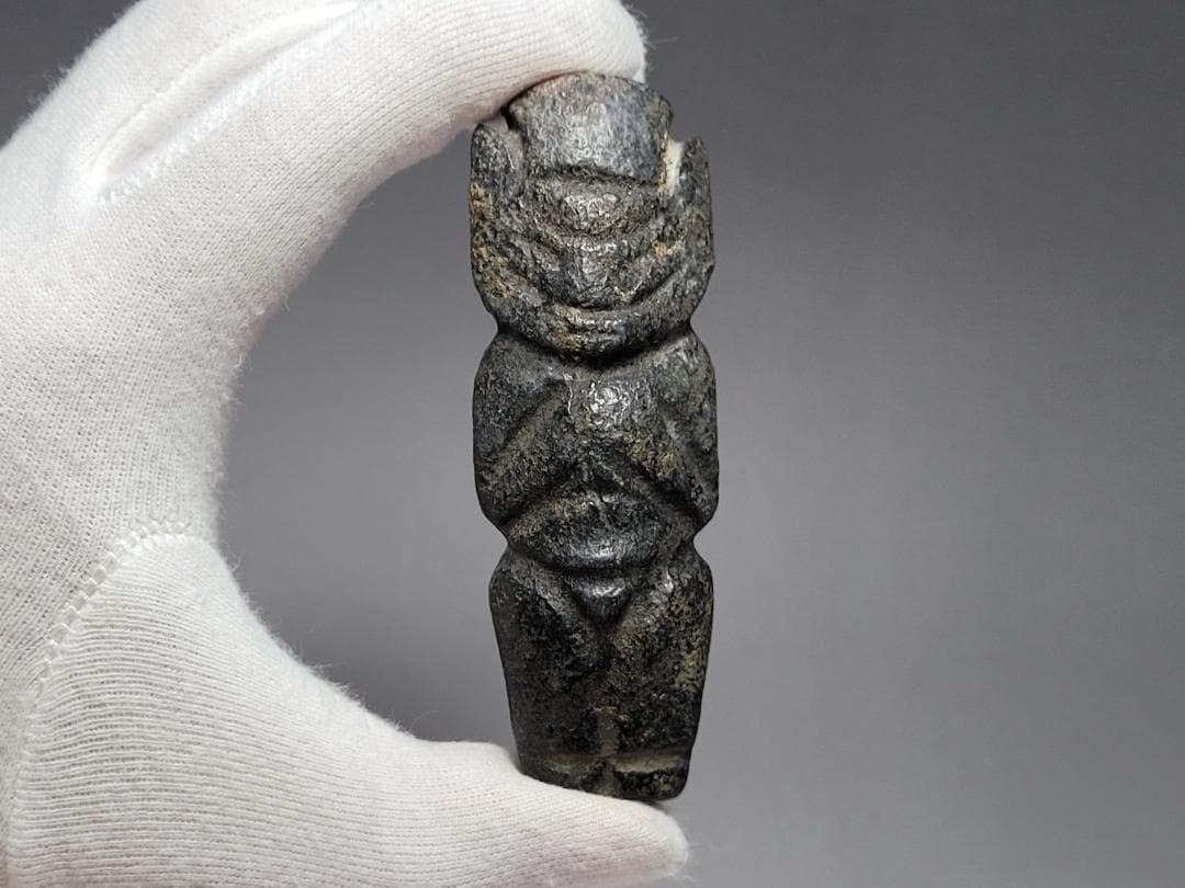 鉄成分の多い黒玉製 神像型 護身装身具 チベット 仏教文物 幅約8.7cm