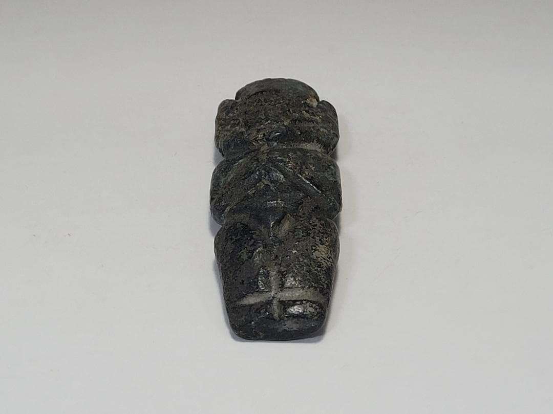 鉄成分の多い黒玉製 神像型 護身装身具 チベット 仏教文物 幅約8.7cm