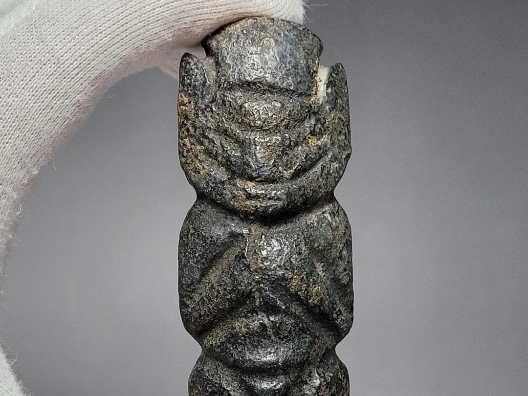 鉄成分の多い黒玉製 神像型 護身装身具 チベット 仏教文物 幅約8.7cm