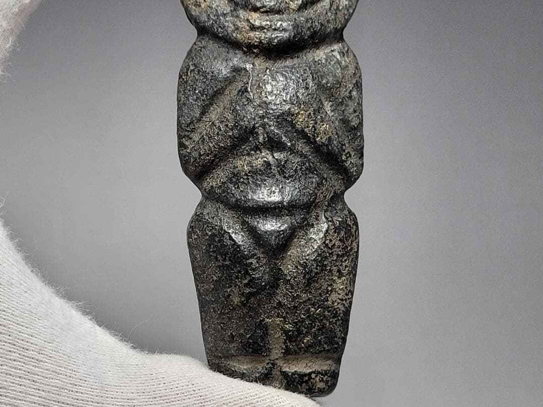 鉄成分の多い黒玉製 神像型 護身装身具 チベット 仏教文物 幅約8.7cm