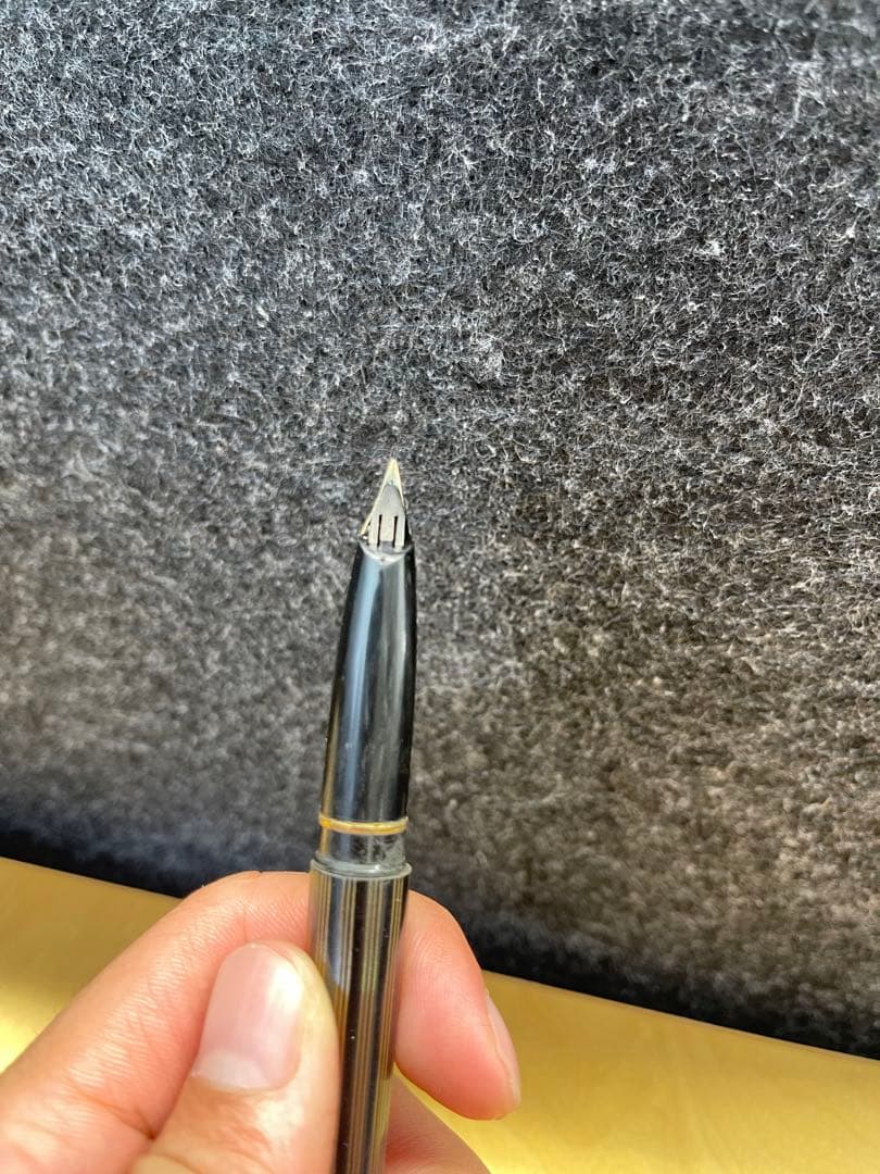 高級万年筆 金色と黒のストライプ