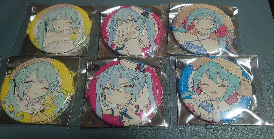 初音ミク　赤倉　グラフアート　缶バッジ