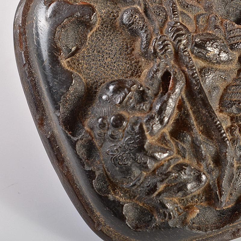 時代提げ物　獣角彫刻　人物船文　根付　V　R6426