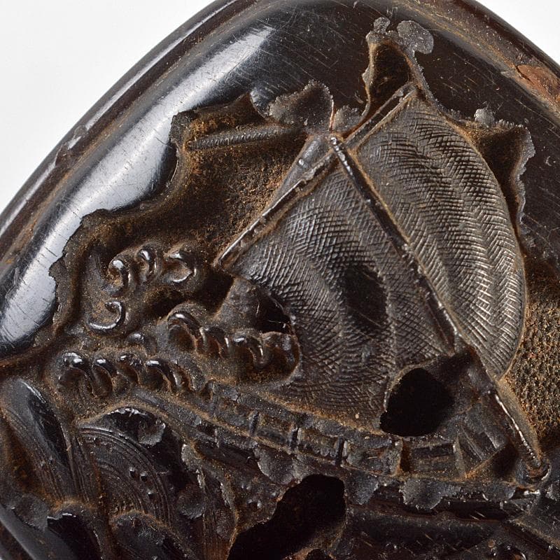 時代提げ物　獣角彫刻　人物船文　根付　V　R6426