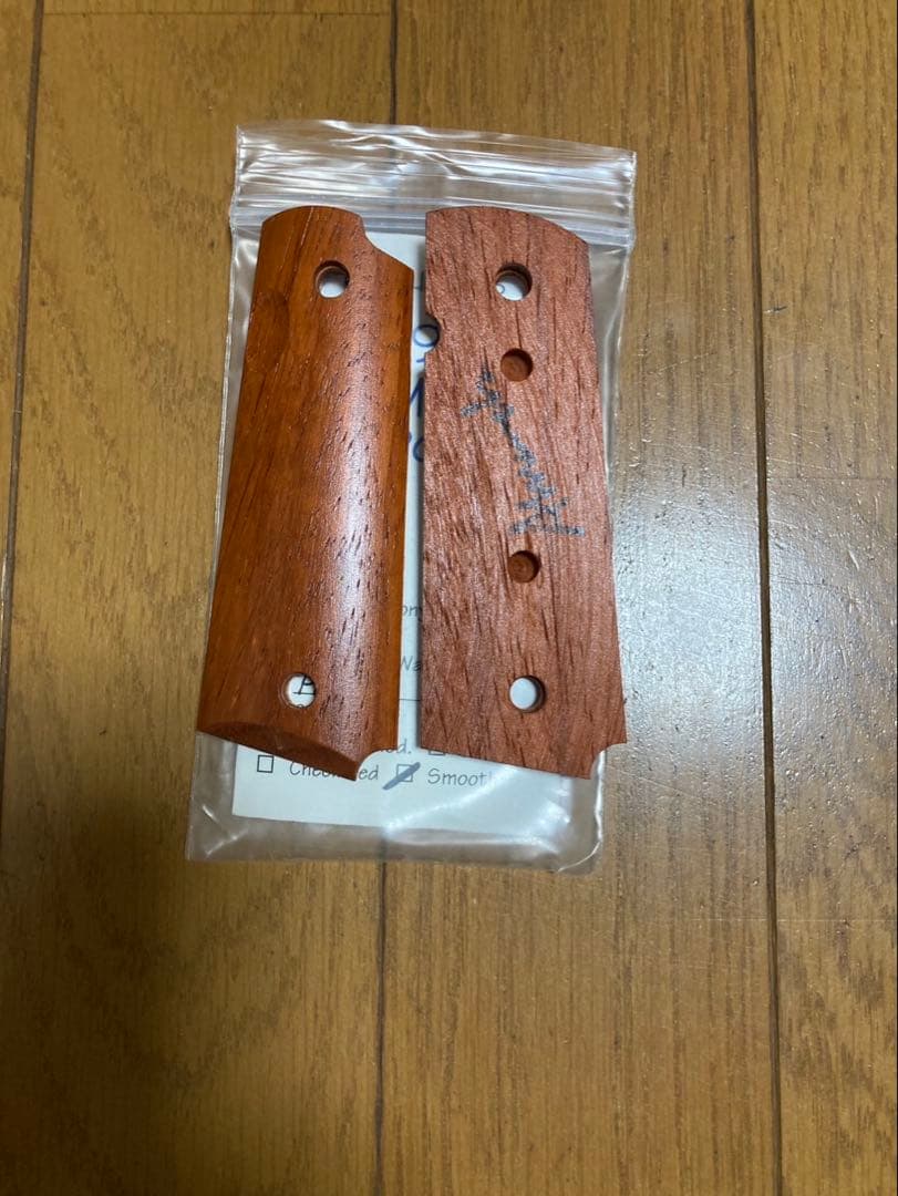 モデルガン　ガスガン　グリップ