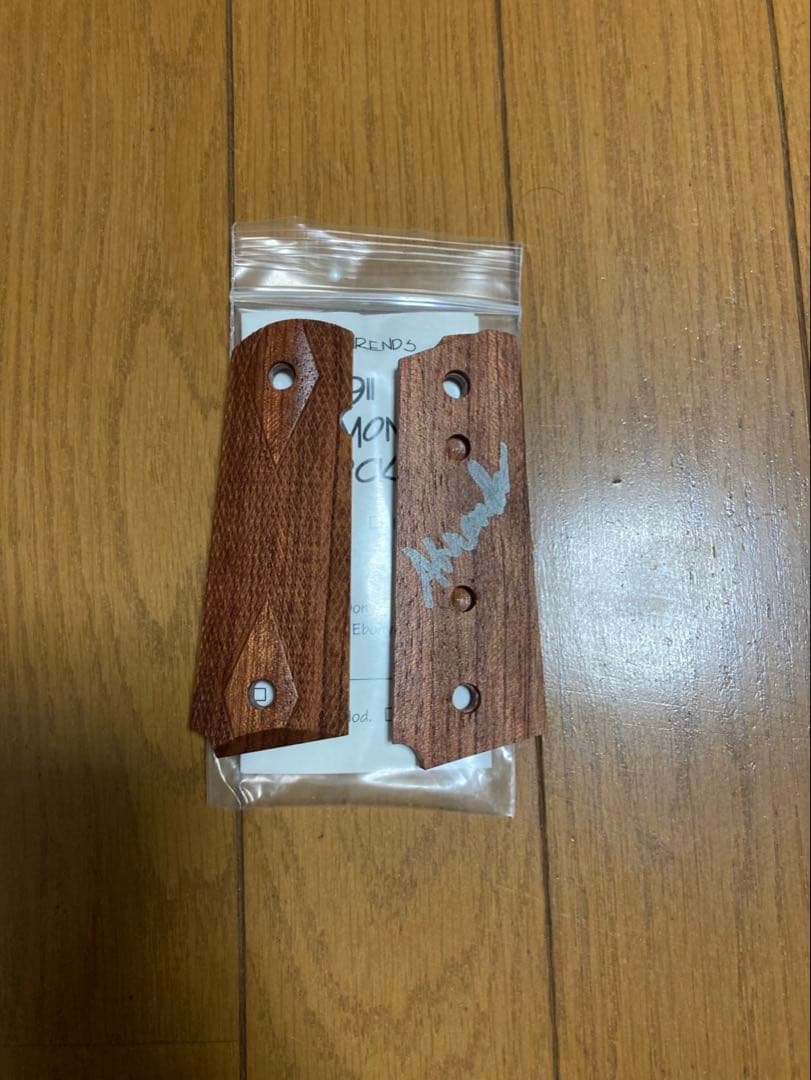 モデルガン　ガスガン　グリップ