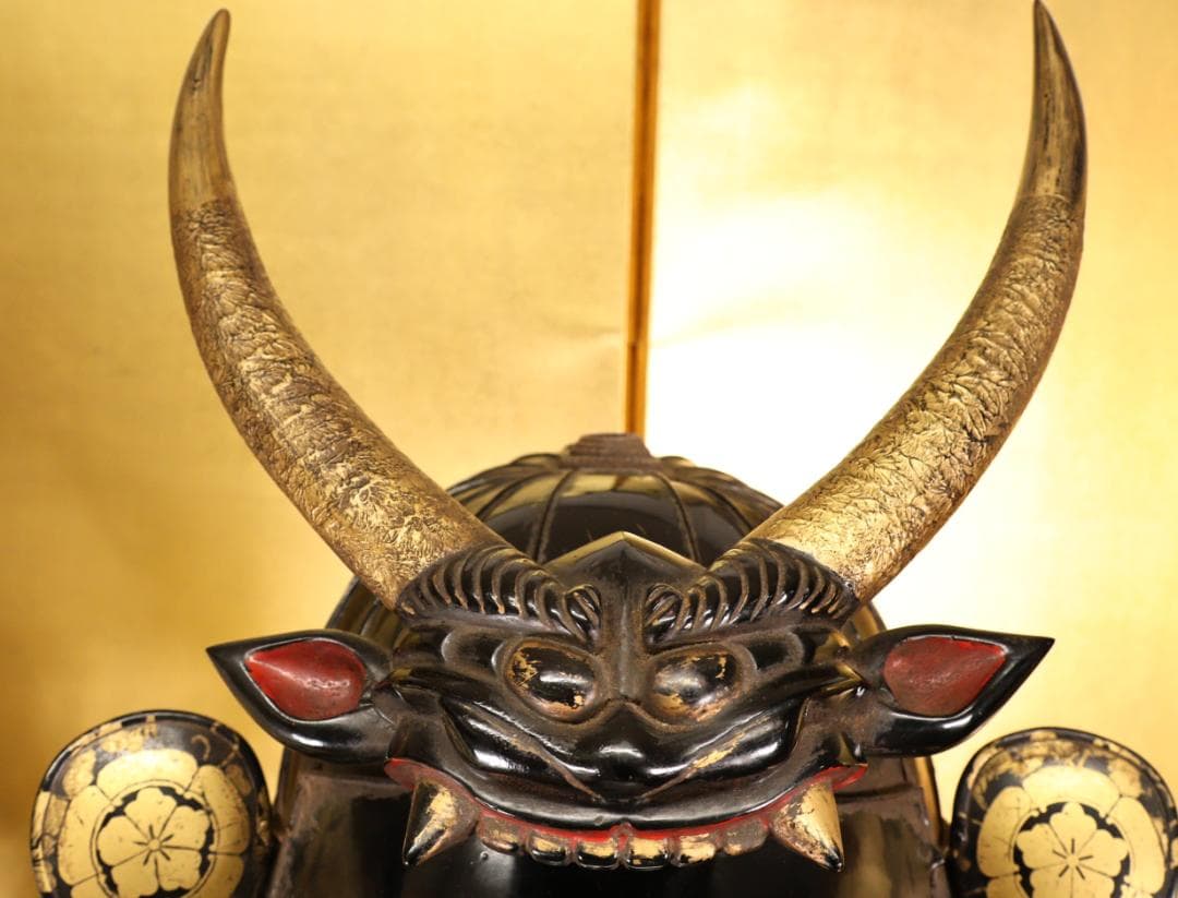 BY05　甲冑　具足　五瓜に唐花家紋唐草胴　獅子噛み前立　鎧櫃付き　兜　武具