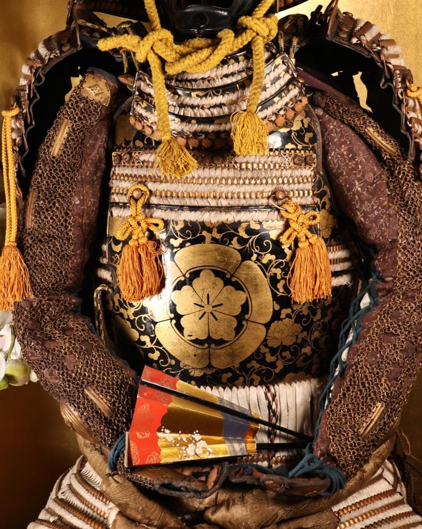 BY05　甲冑　具足　五瓜に唐花家紋唐草胴　獅子噛み前立　鎧櫃付き　兜　武具