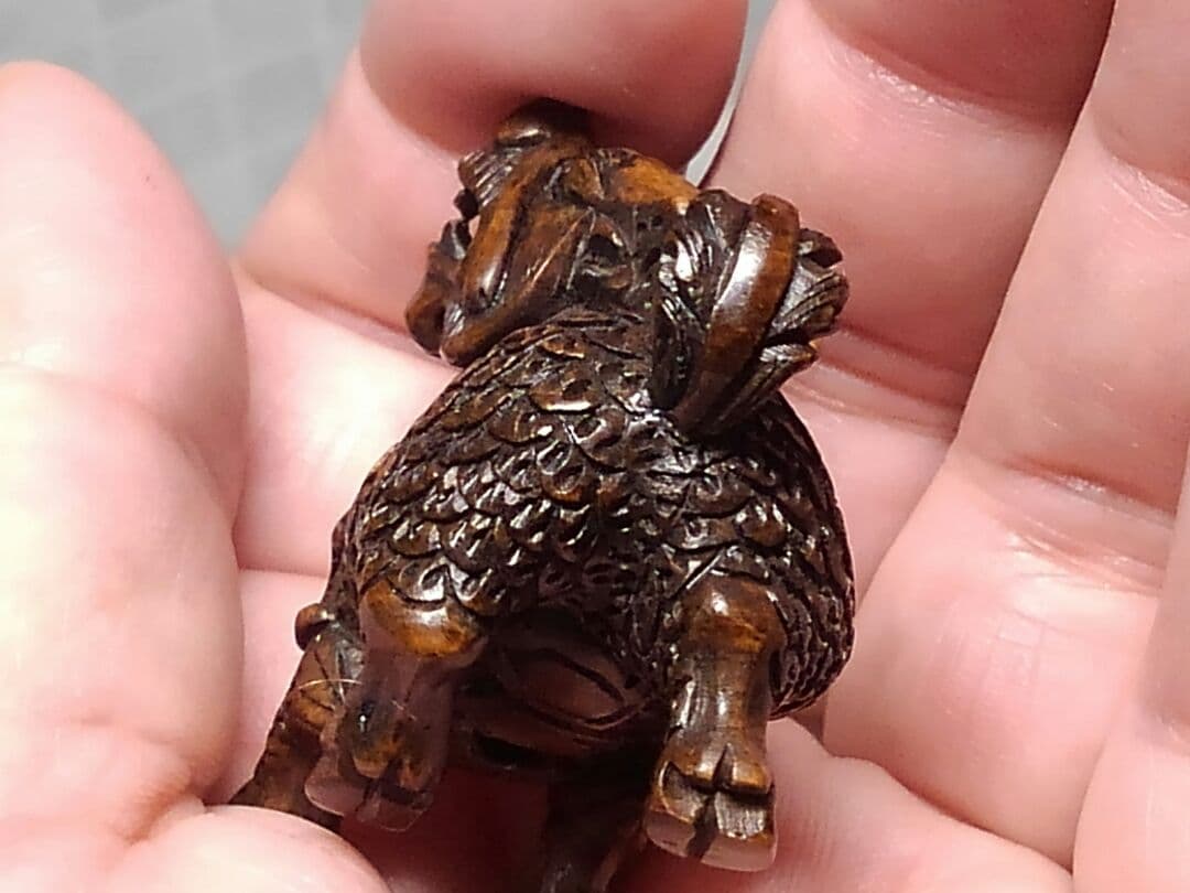 ♥とても古い　根付け　木製　麒麟　在銘　根付　骨董品