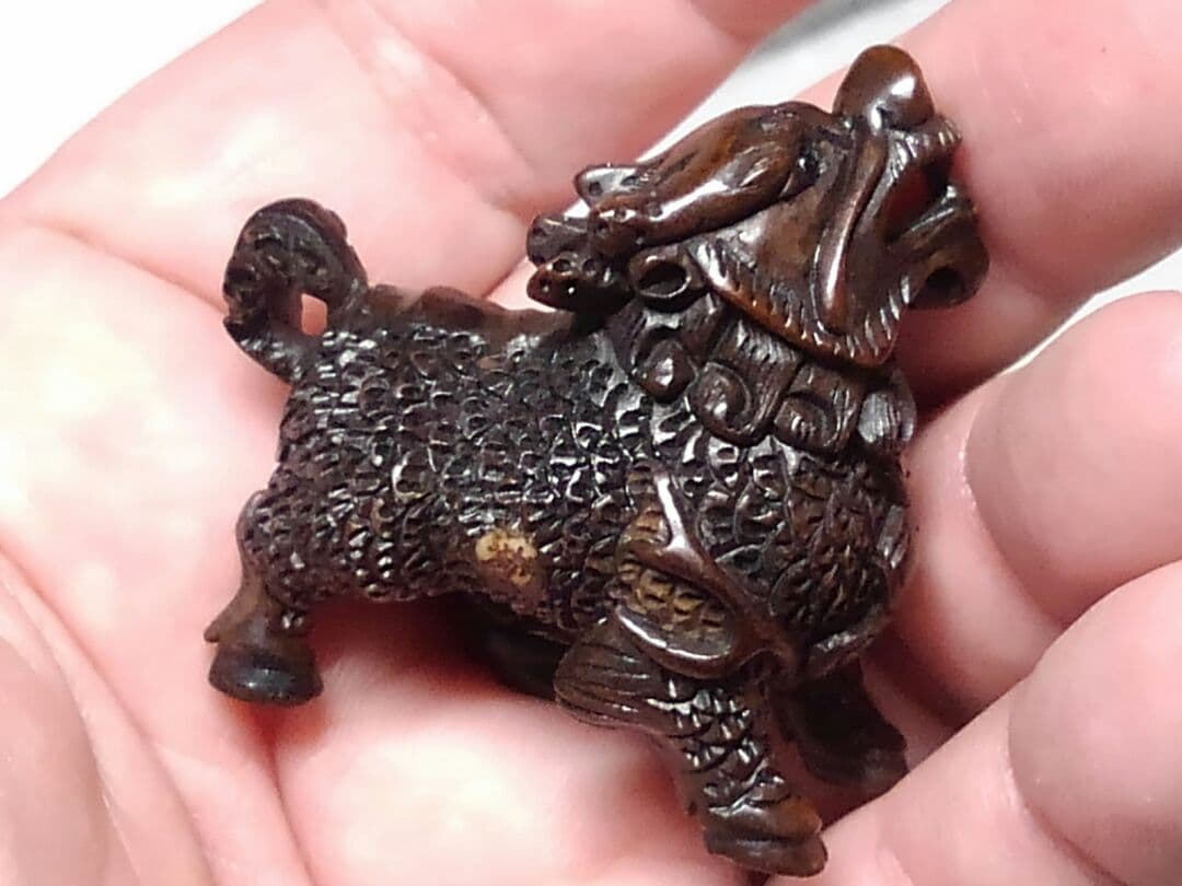 ♥とても古い　根付け　木製　麒麟　在銘　根付　骨董品