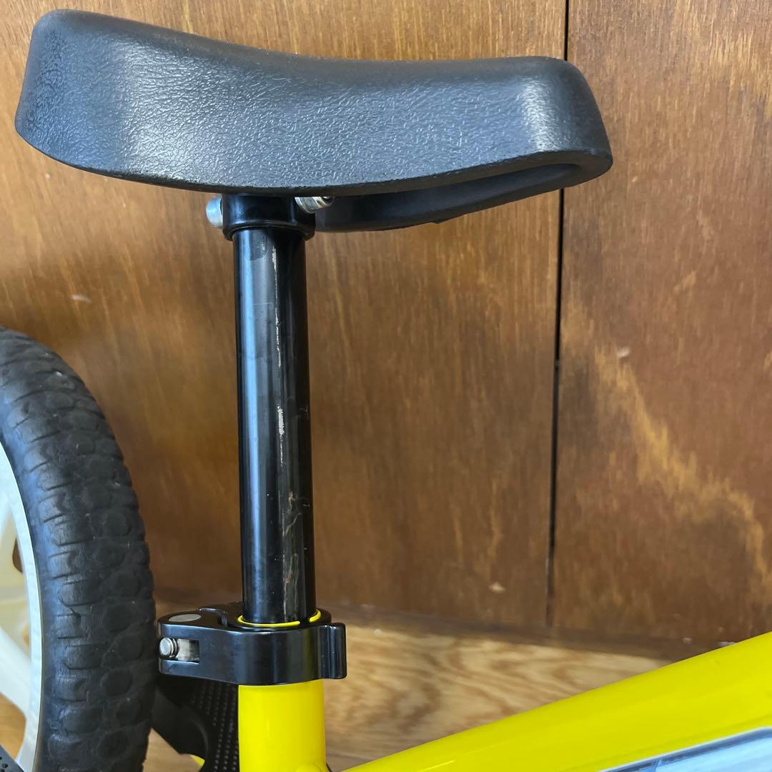 ストライダー スポーツモデル イエロー カスタムホイール ホワイト 新品タイヤ付