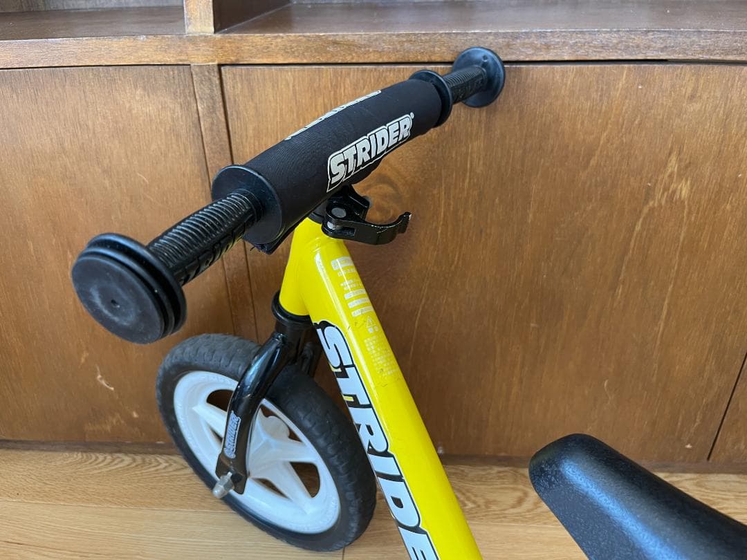 ストライダー スポーツモデル イエロー カスタムホイール ホワイト 新品タイヤ付