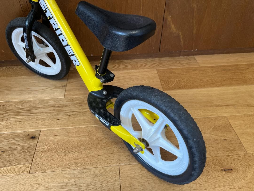 ストライダー スポーツモデル イエロー カスタムホイール ホワイト 新品タイヤ付