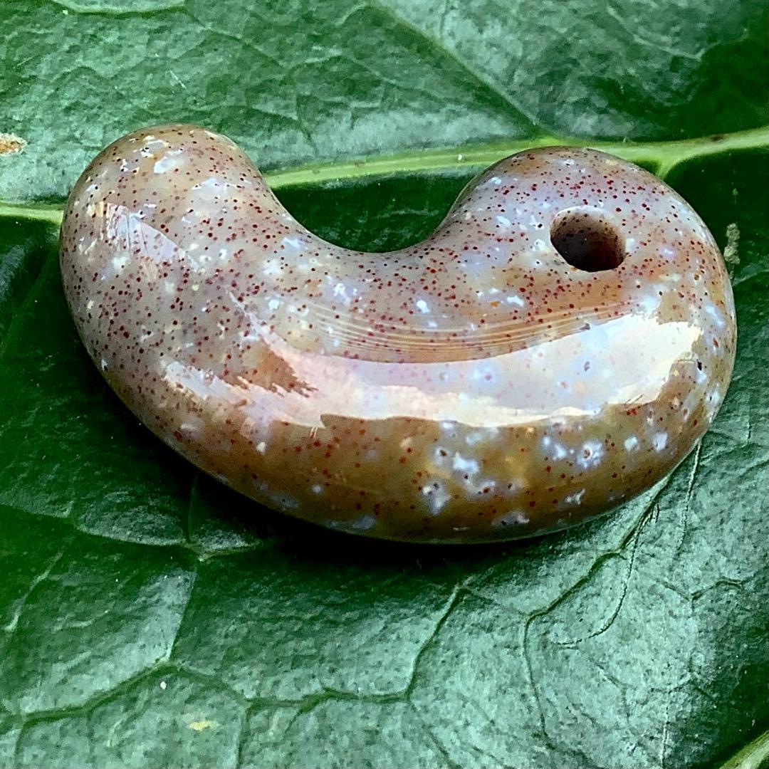 ✳摩訶不思議な色彩　花仙山出雲型勾玉　ピカピカ極上研磨　⭕️鑑定鑑別書付の本物です