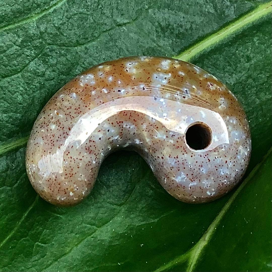 ✳摩訶不思議な色彩　花仙山出雲型勾玉　ピカピカ極上研磨　⭕️鑑定鑑別書付の本物です