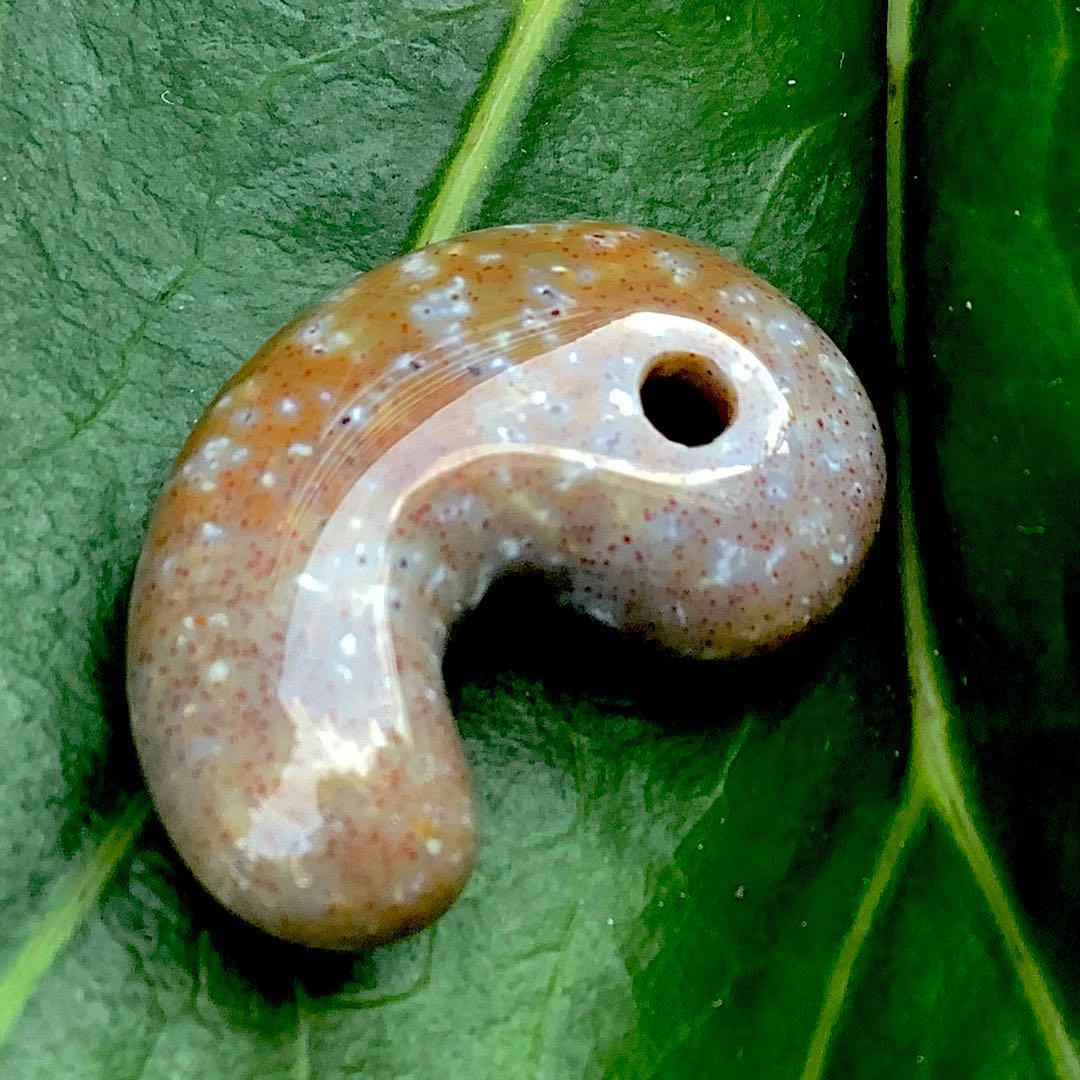 ✳摩訶不思議な色彩　花仙山出雲型勾玉　ピカピカ極上研磨　⭕️鑑定鑑別書付の本物です