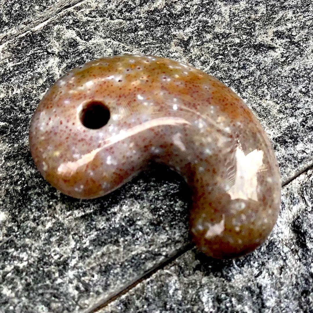 ✳摩訶不思議な色彩　花仙山出雲型勾玉　ピカピカ極上研磨　⭕️鑑定鑑別書付の本物です