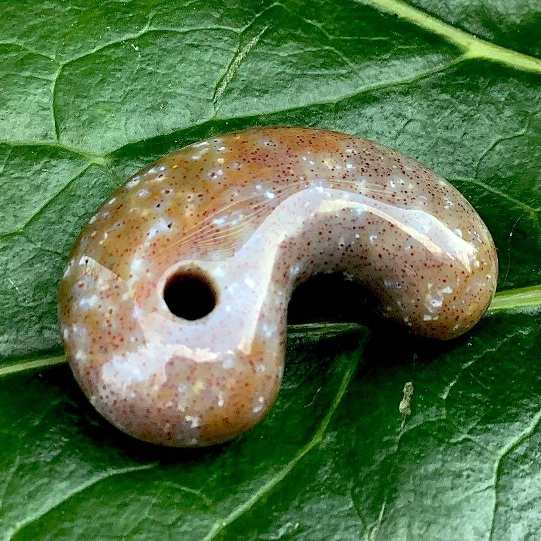 ✳摩訶不思議な色彩　花仙山出雲型勾玉　ピカピカ極上研磨　⭕️鑑定鑑別書付の本物です